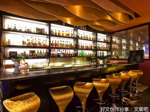 Soi 7 基本上是芭提雅最大的啤酒吧综合体。卢克索酒吧和潘多拉酒