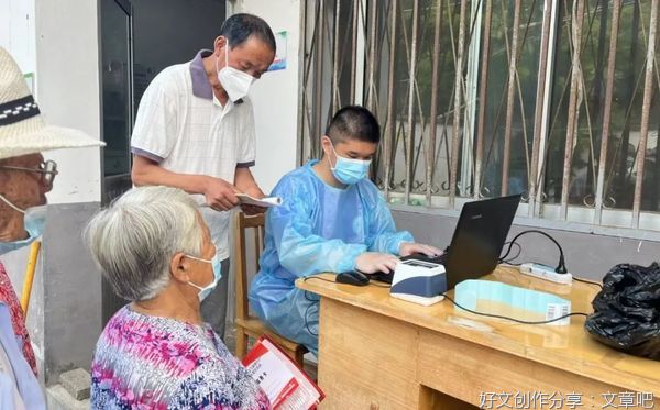 “薪火传，梦启航”实践队协助医护人员进行核酸检测工作暨下乡环